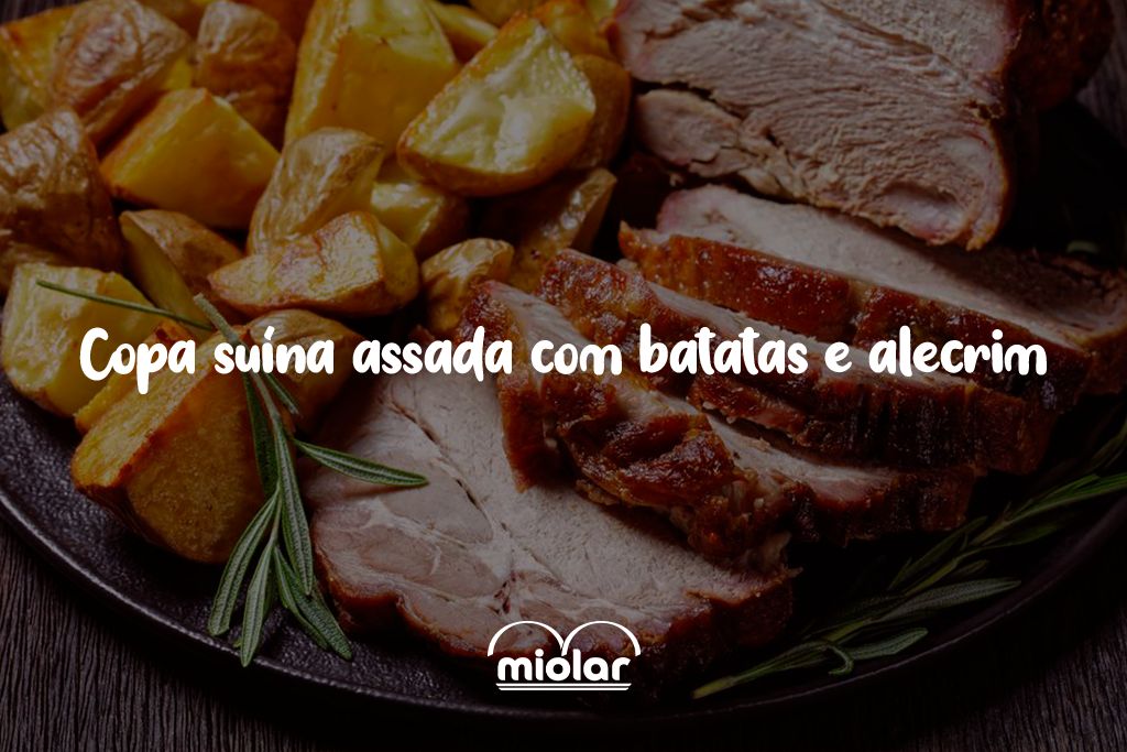 Copa suína assada com batatas e alecrim.